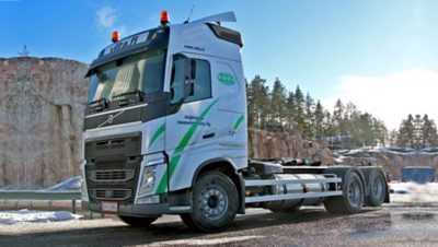 Kaksi Volvo FH460 LNG –koukkuautoa luovutettiin Kuljetus maansiirto Viita Oy:lle