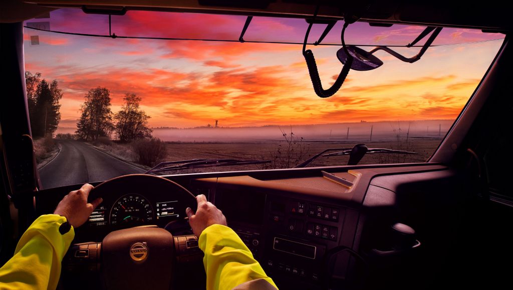 Kuorma-auto ajaa, näkymä ohjaamosta