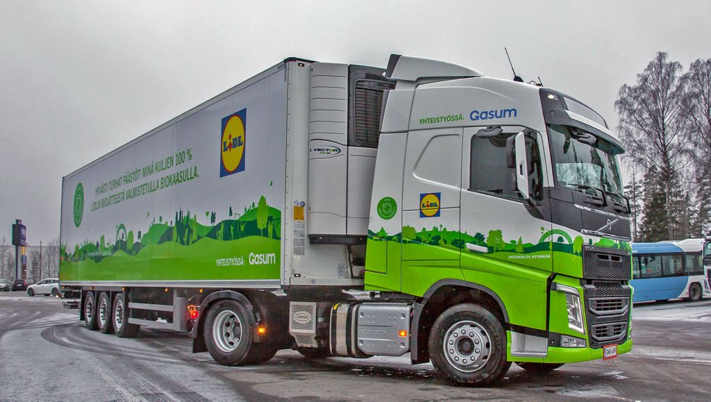 Biokaasu Volvo liikkuu 23 tuntia vuorokaudessa, kuljettaen Lidlin myymälätoimituksia Etelä-Suomen alueelle.