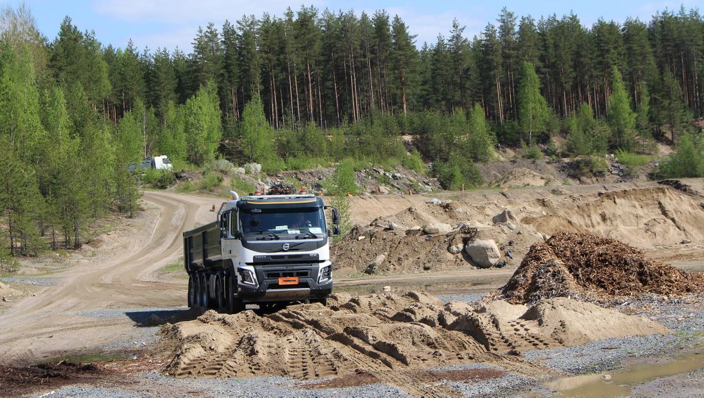 Volvo XPro maansiirtoauto hiekkamontulla
