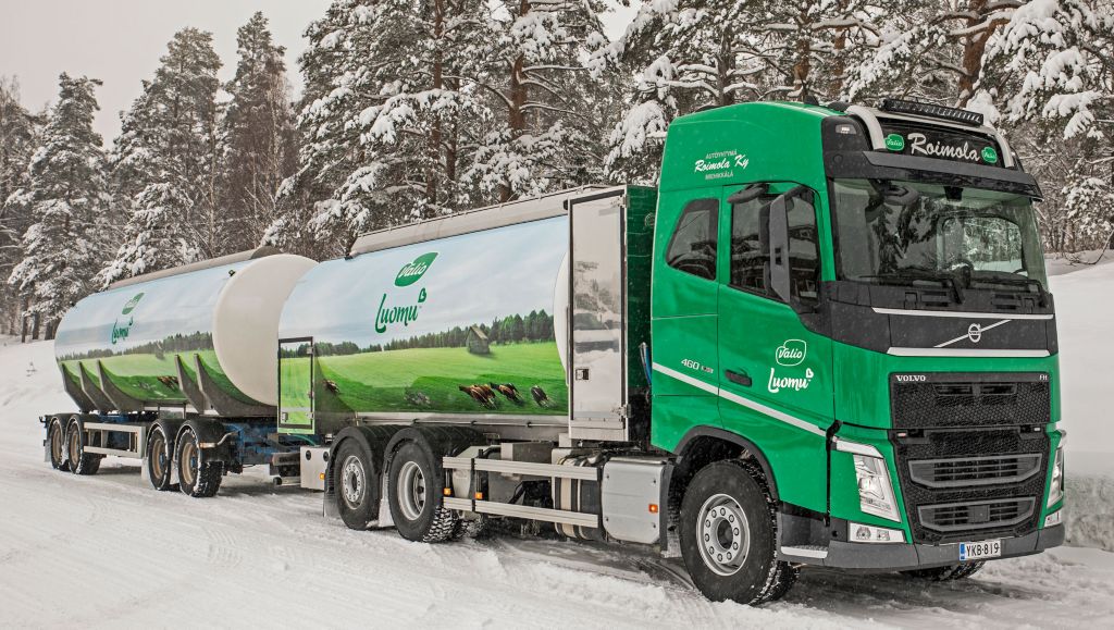 Suomen ensimmäinen biokaasulla kulkeva Volvo FH LBG 460 maidonkeräysauto Valiolle