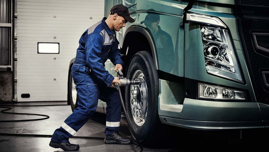 Mekaanikko vaihtaa Volvo kuorma-auton rengasta