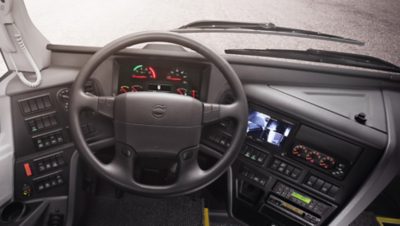 Entorno del conductor de un Volvo 9800 con volante y tablero