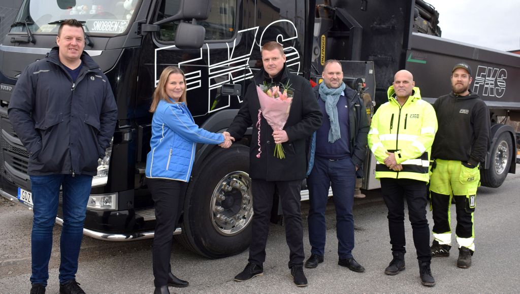 Håkan Linder, säljare Volvo Truck Center, Helena Sundqvist, chef för tillgänglighetstjänster och serviceförsäljning, Fredrik Karlén, VD FKS Transport AB, Fredrik Signell, Tjänstesäljare Volvo Truck Center, Avi Yom-Tov, Driftchef FKS Transport AB, Magnus Wengelin, Kranbilschaufför FKS Transport AB. 