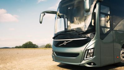 El frente de un autobús metálico verde, desde un punto de vista