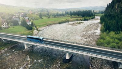 Buss som färdas på en bro över en flod