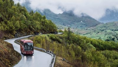 Bus rijdt op een bergweg