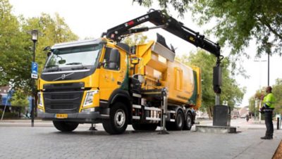 Volvo FM 6x2 met een autolaadkraan in combinatie met een haakarmsysteem en een perscontainer. "De vrachtwagen is tot in de puntjes uitgedacht, waarbij ook is gekeken naar andere toepassingen dan het tillen van containers. Echt een compleet apparaat”, aldus Rob van der Logt van de Gemeente Woerden.