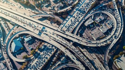 Una vista aérea de una intersección con mucho tráfico.