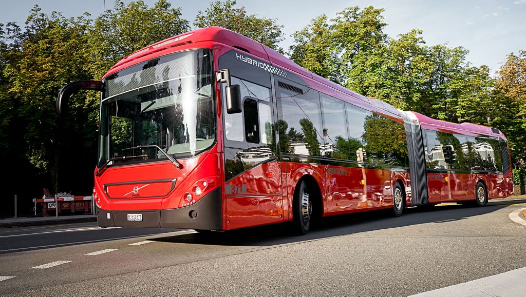 En röd Volvo fullhybridbuss