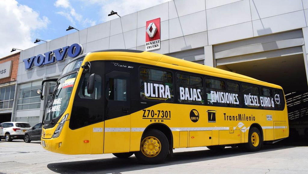 Ônibus amarelo parado