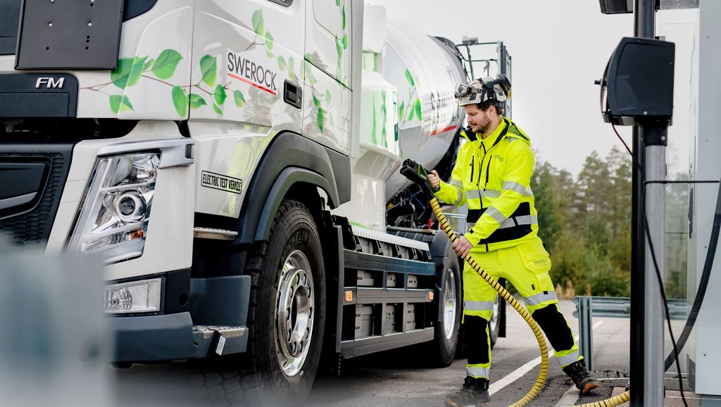 Volvo inicia testes de campo com caminhões elétricos pesados na Europa
