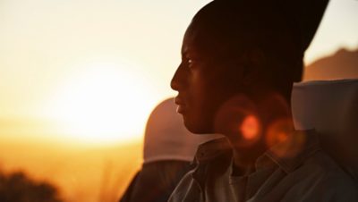 Passager masculin d'autobus regardant par la fenêtre