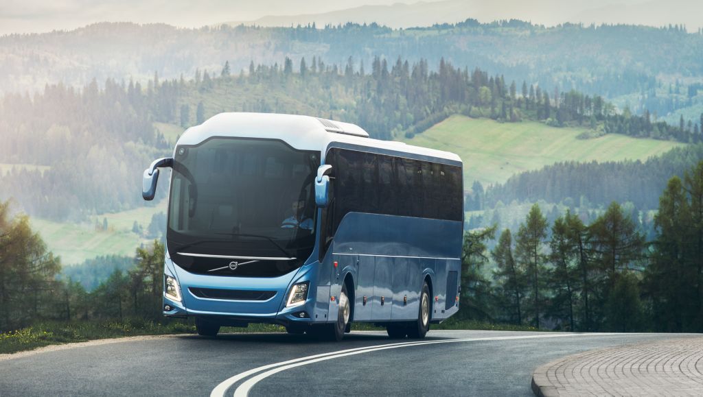 Volvobuss kör på landsväg