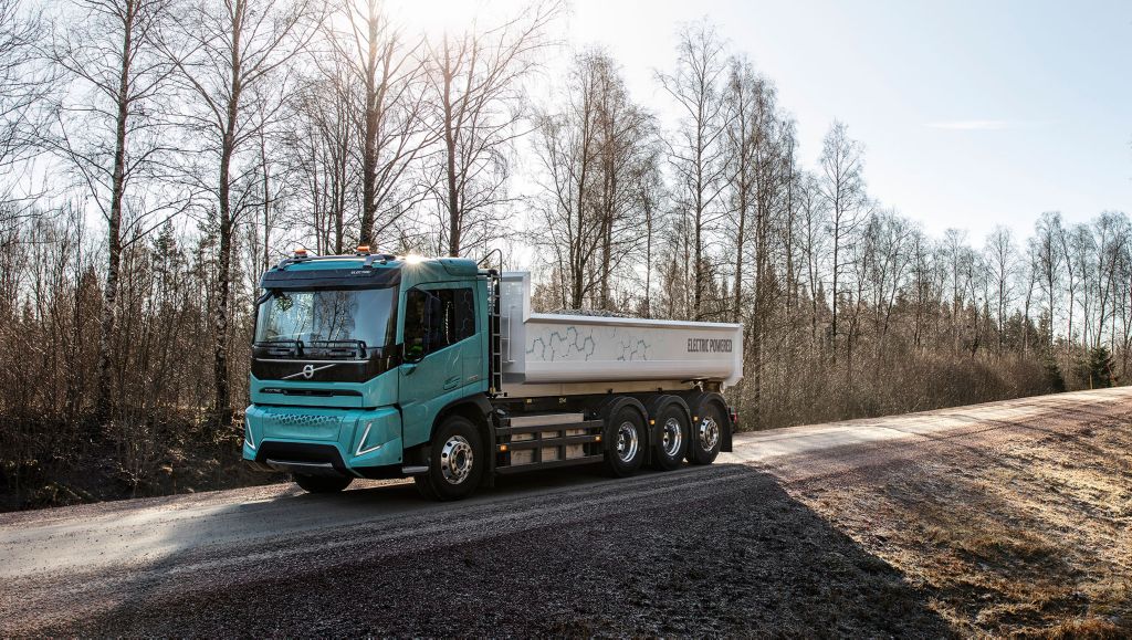 En Volvo lastvagn på vägen