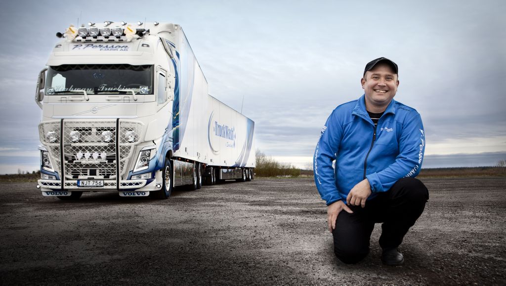 Patrik Persson i Vännäs har kört lastbil i 17 år. Det egna åkeriet, P Persson Fjärr AB, startade han 2011.