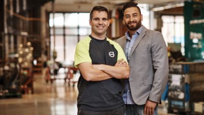 Deux hommes qui posent pour une photo