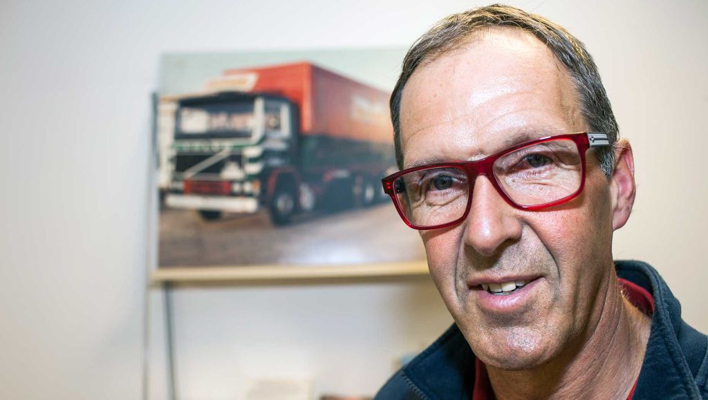 Regelbundna justeringar av hjulaxlar gör att ekipagen drar mindre bränsle och att däckslitaget minskar. Det tjänar både åkerierna och miljön på. Här är Kjell Jansson, delägare till Aros Fjärrgods och Vestmannalast. Båda åkerierna är mångåriga samarbetspartners till Wist.