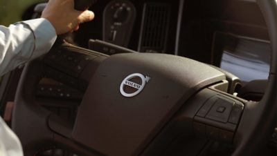 Mains sur le volant d'un autobus