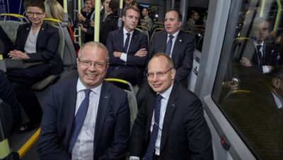 Pasażerowie w autobusie elektrycznym Volvo