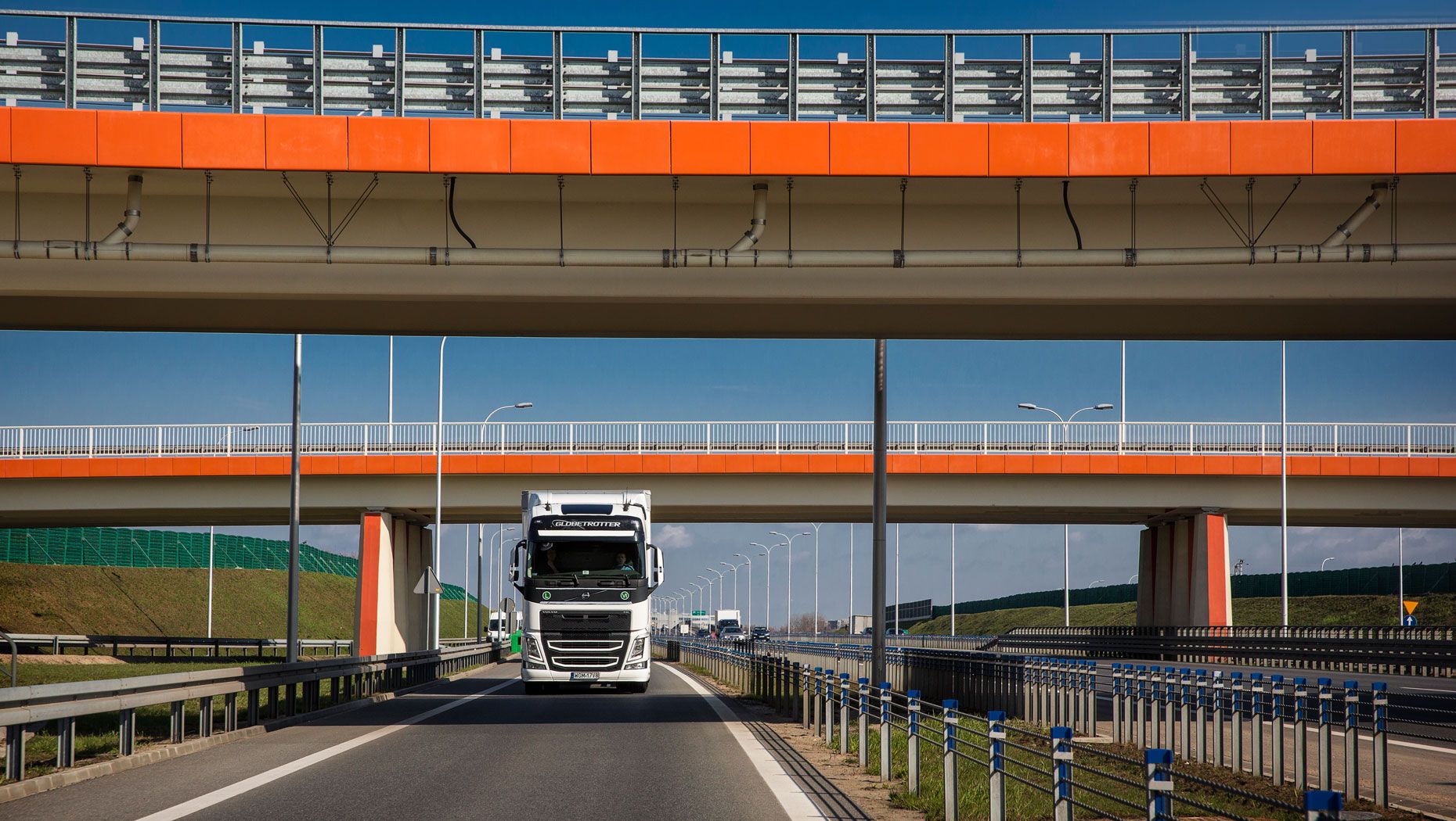 Euro 6 C motorlarla birlikte en yeni aerodinamik özelliklere sahip Volvo FH'lar, Jastim'in yakıt tüketimini binlerce litre azaltmasına yardımcı oldu.