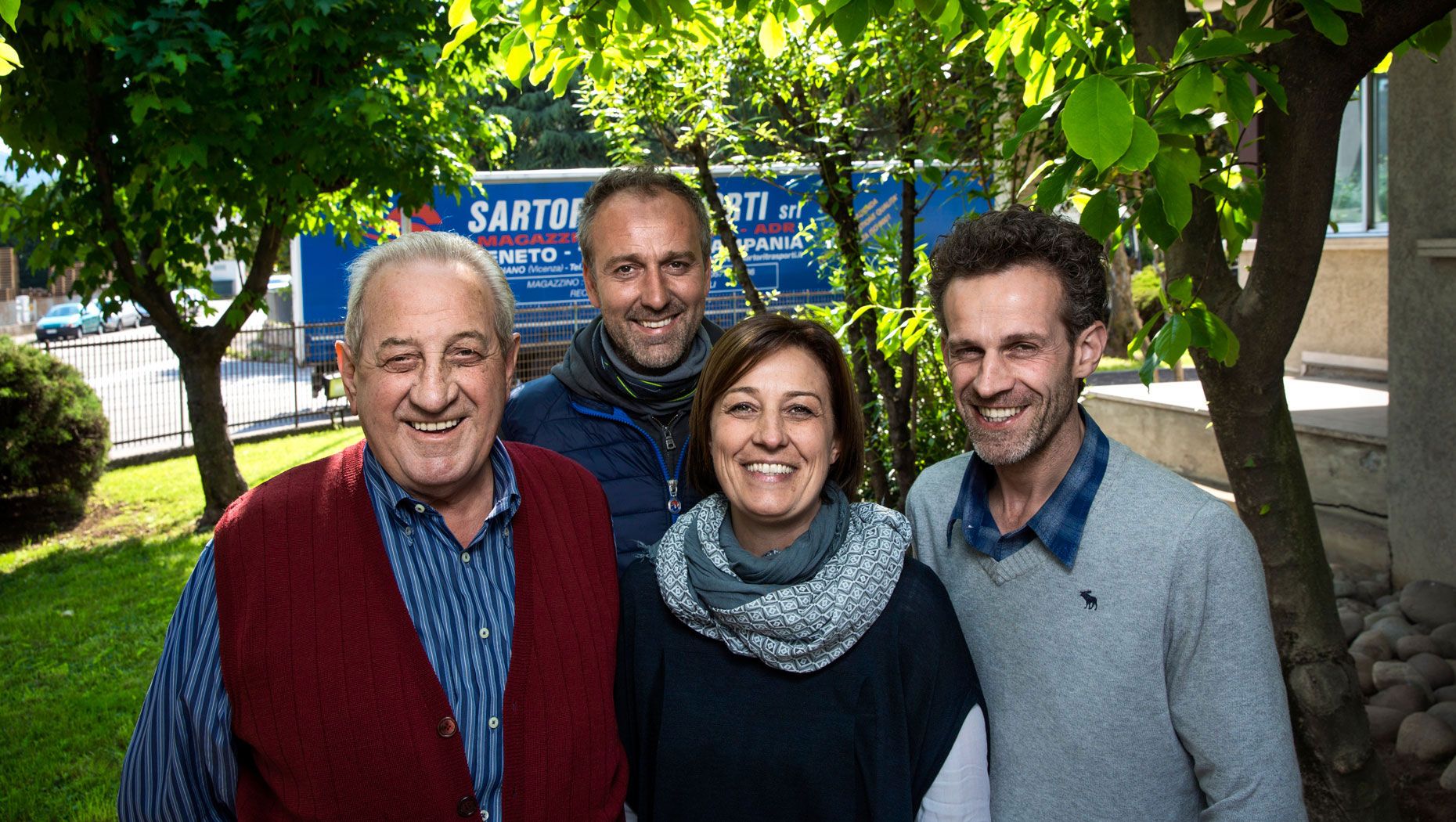 El fundador de Sartori Trasporti, Giorgio (a la izquierda), con su hija Cristiana, su hijo Enrico (a la derecha) y el esposo de Cristiana, Federico.