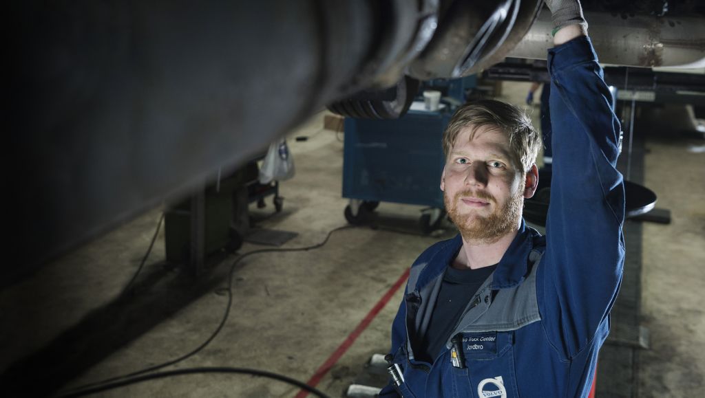 Marcus Larsson på Volvo Truck Center Jordbro tycker att lastbilsmekaniker är det roligaste jobb man kan ha.