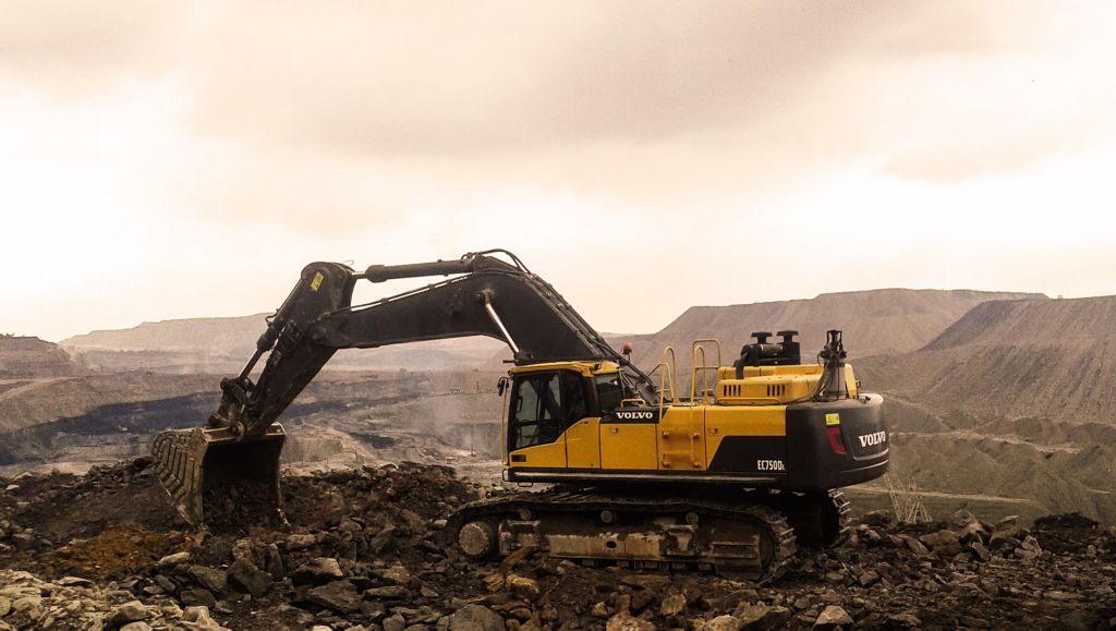 Volvo-maskin ute i gruvområde