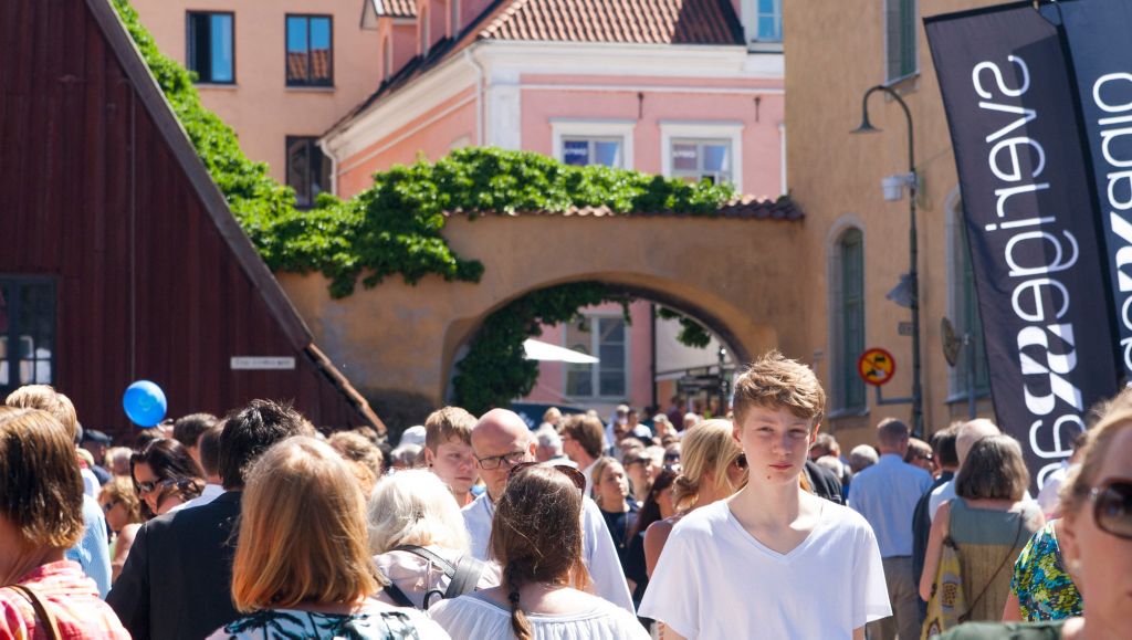 Folksamling på gata i Visby