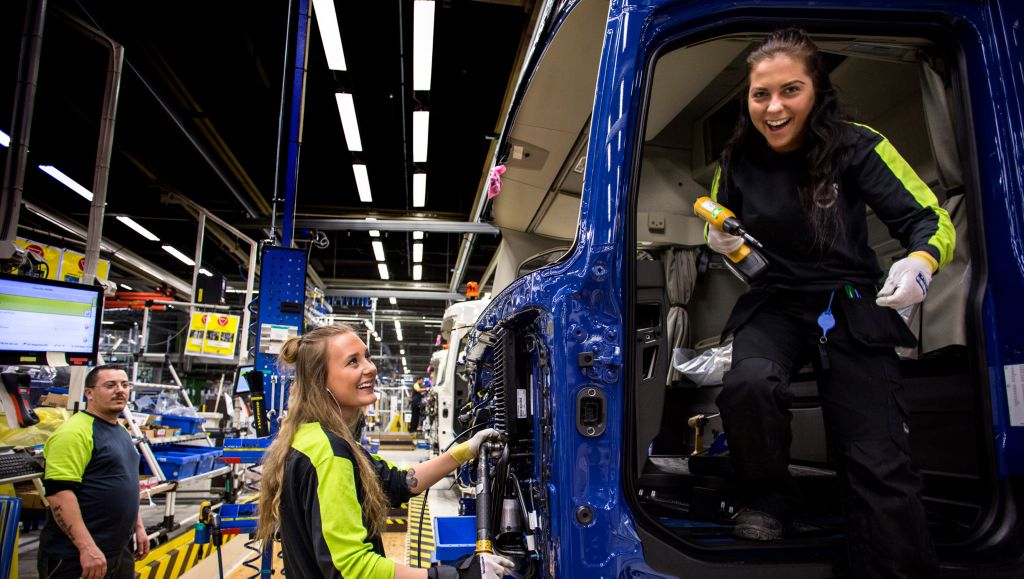 Anna Lundgren and Natasa Savovic works with the electric assembly tools.