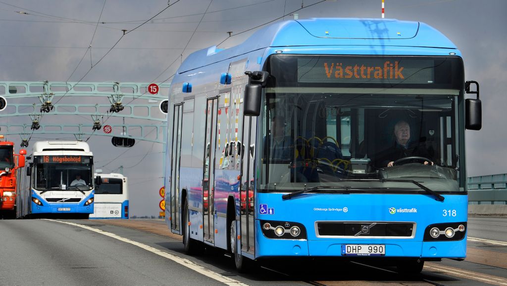 Hydbridbuss kör över Göta Älvbron i Göteborg