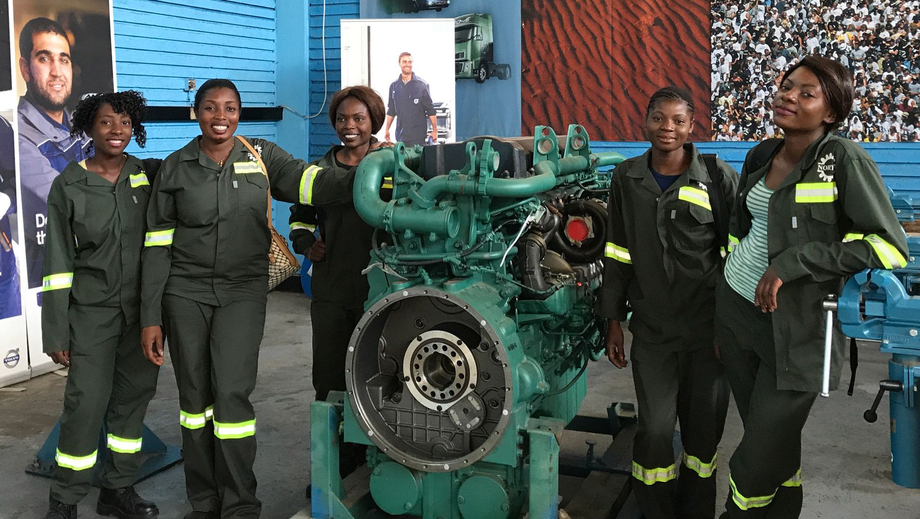 5 mujeres alrededor de un motor Volvo Penta