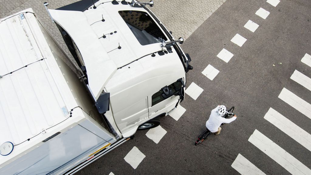 Cyklist och lastbil i trafik