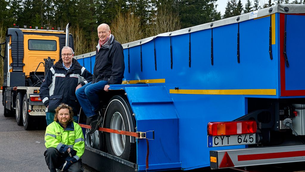 Per Larsson, Krister Fredriksson and Morgan Alexandersson test the rolling resistance of tyres using this trailer packed with sophisticated measuring equipment.