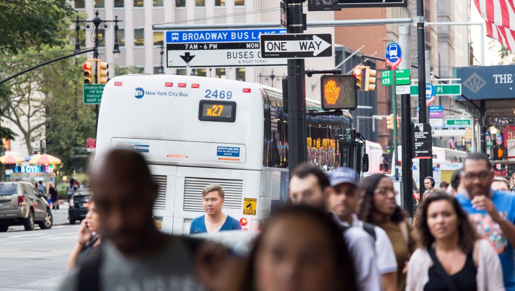 Prevost-buss på gatan i New York