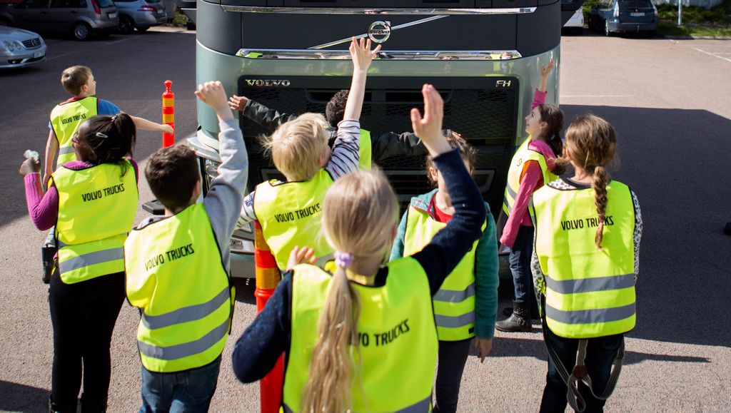 Children in southern Finland on the road safety course "Stop, Look, Wave".