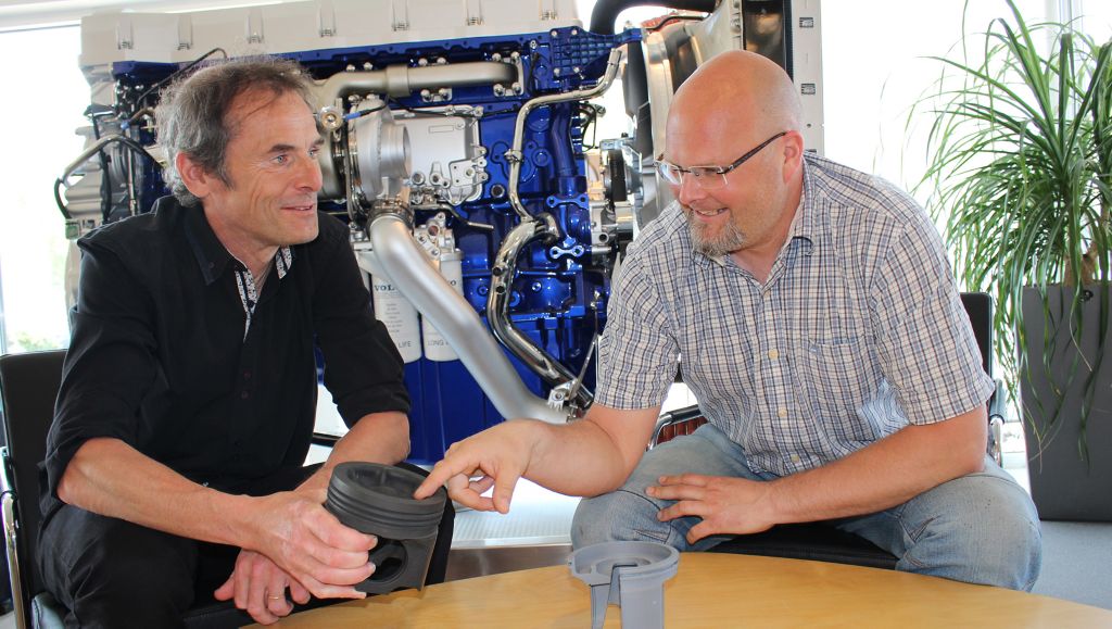 Jan Eismark, technical specialist in combustion systems, and Frank Löfskog, Global System Responsible for the piston system for heavy duty engines.