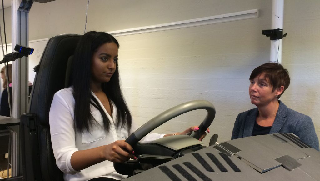 Kvinnlig student testar simulator