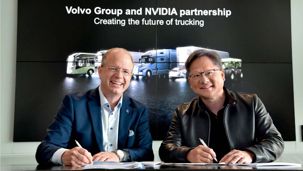 沃尔沃集团总裁兼CEO马丁·伦德斯泰特和NVIDIA创始人兼CEO黄仁勋签署合作协议