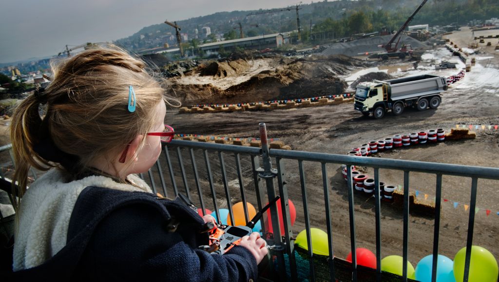 Fyraåriga Sophie testar 18 ton tung Volvolastbil