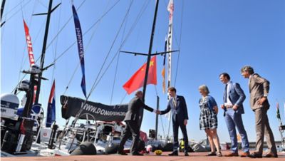 Bas Dubois (Volvo), Floor Vermeulen (provincie Zuid-Holland), Martine Leewis (Leiden), Martijn van de Weijer en Anne Hettinga (Arriva)