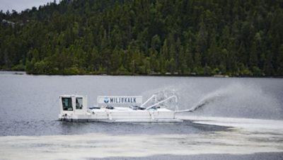 Spesialbåten på vannet. Foto. 
