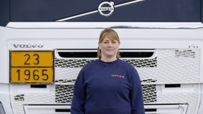 Foto av Karina Knight foran Volvo FH. 