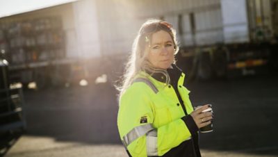 Nina med kaffekopp. Foto. 