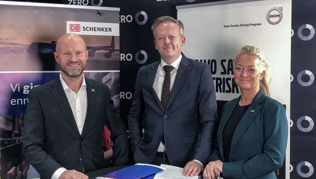 DB Schenker med de første 3 solgte elektriske lastebiler fra Volvo Trucks.