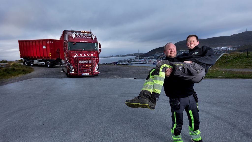 Daglig leder Lars Rune Bang Larsen løfter medeier Runar Andreassen med den flotte bilen i bakgrunnen. 