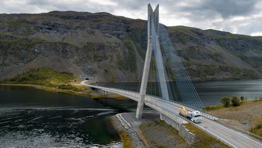 Volvo FH på Kåfjordbrua i flotte omgivelser