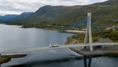 Volvo FH over Kåfjordbrua - flott bil i flott landskap. 