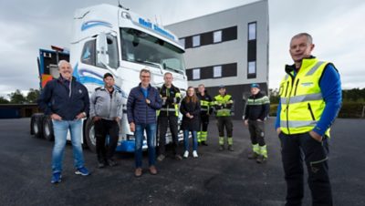 Ansatte foran selskapets flotte Volvo FH. 