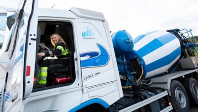 19 år gamle Rebecca er klar tur med Volvo FH 540. 